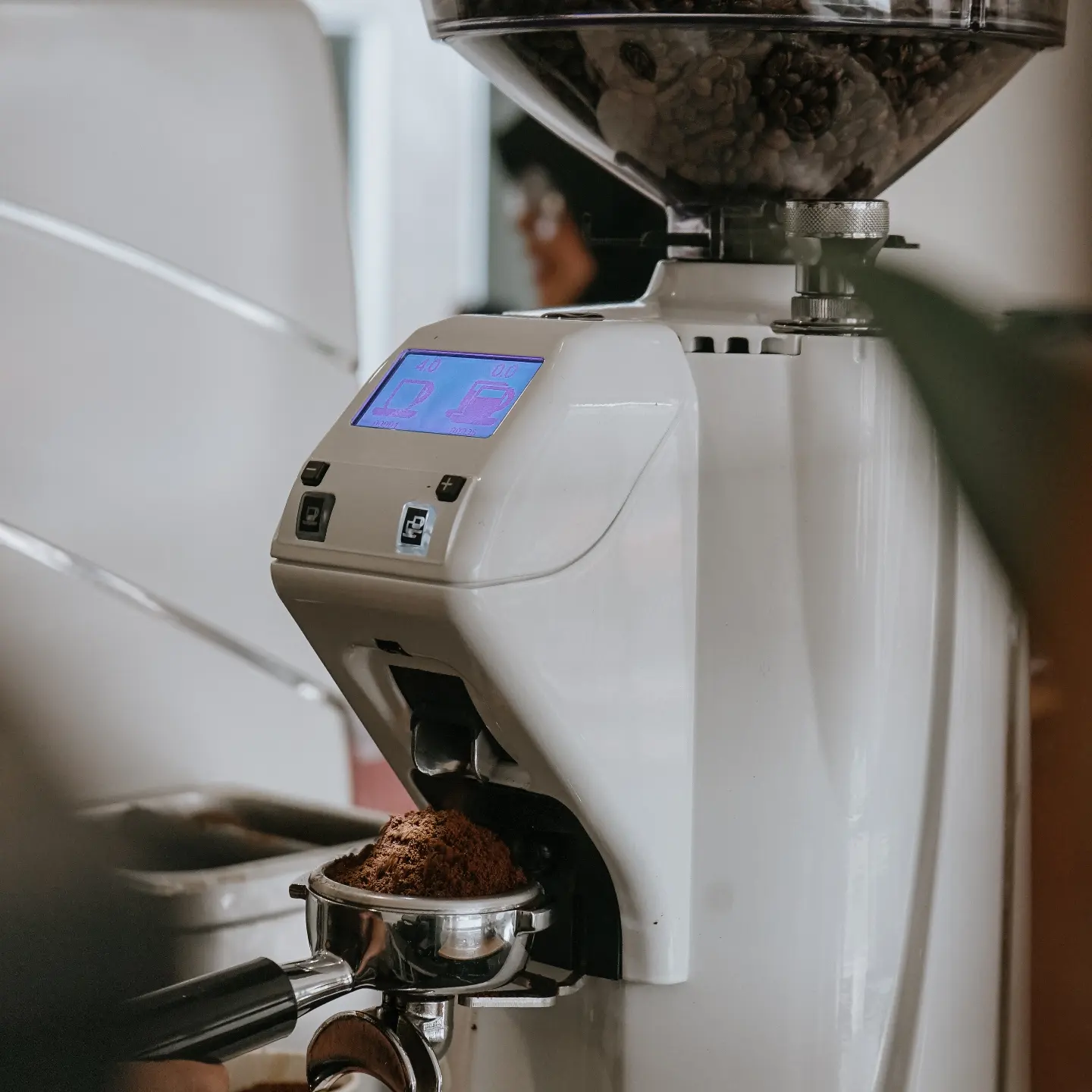 Biji kopi digiling ke portafilter di Relung Kopi