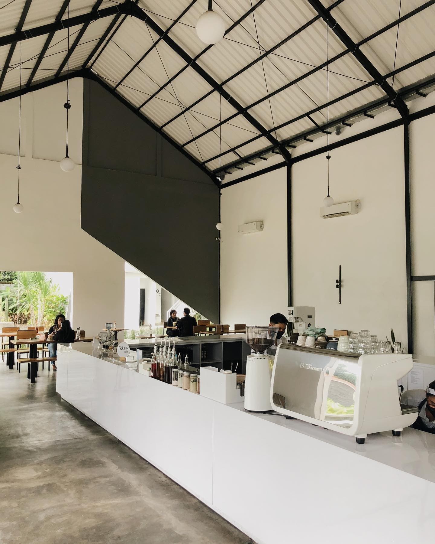 Interior Relung Kopi yang terang dan lapang